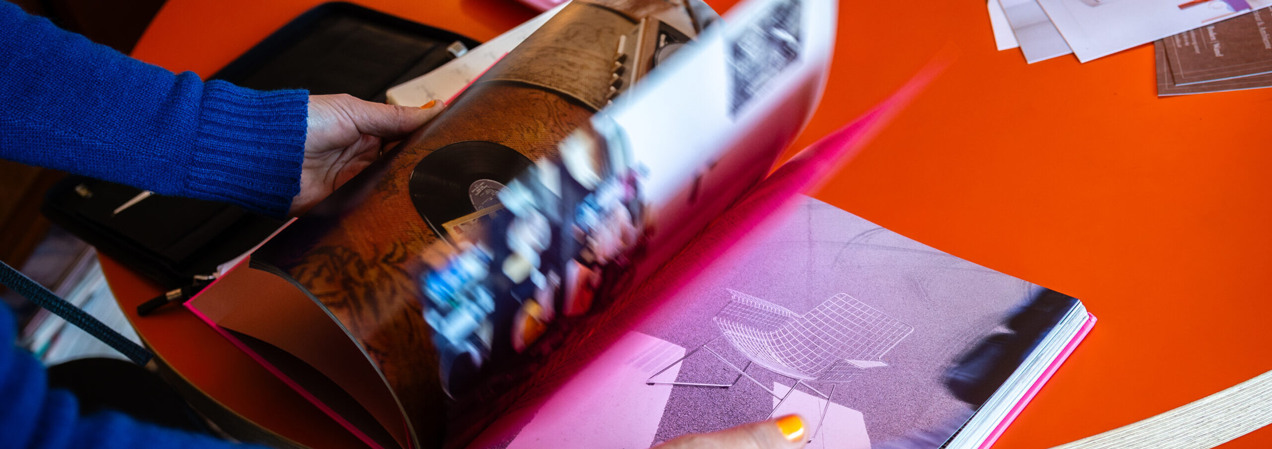 Orangener Tisch mit Interior Magazin, Alexandra Moyzisch fotografiert von Pamela Schmatz